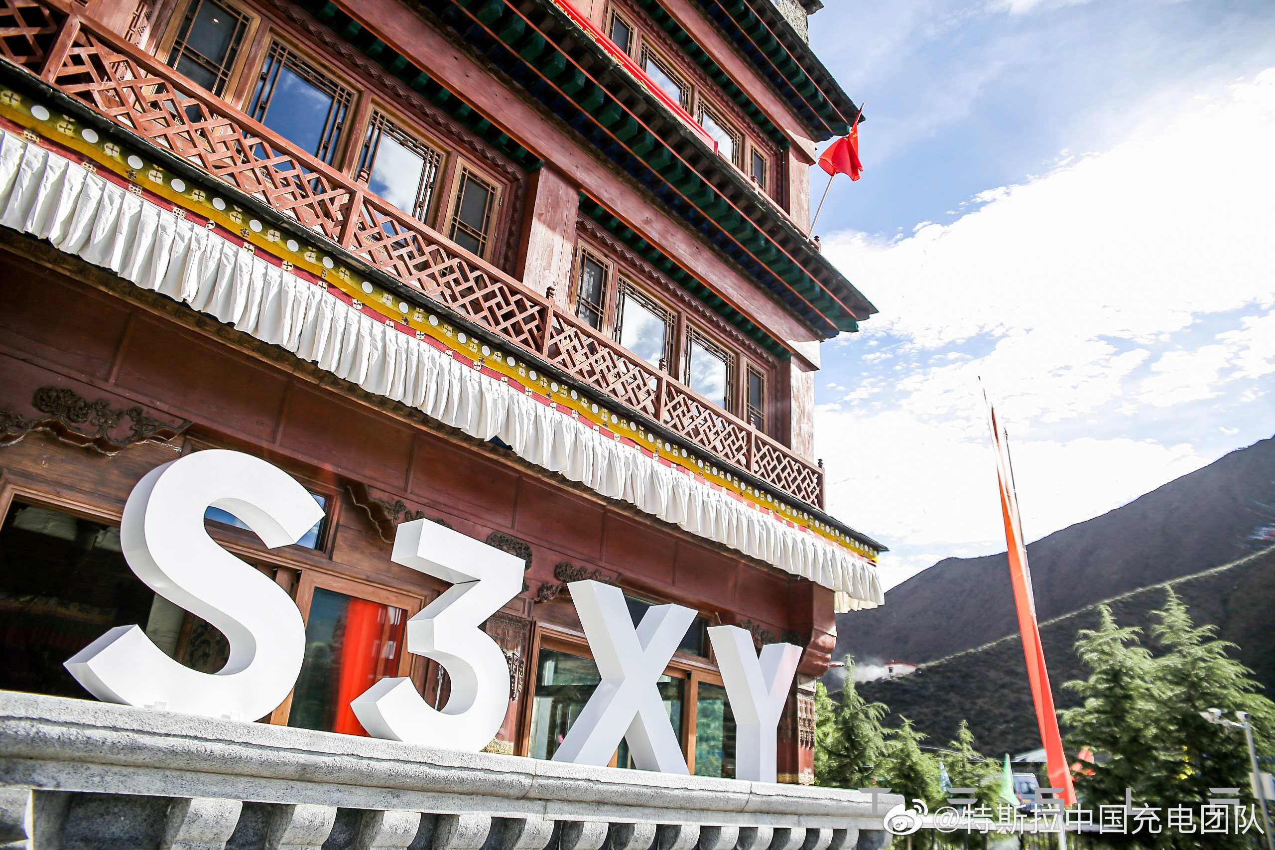 Tesla充电站和能源存储设施在拉萨上线。 Tesla Charging Station with Energy Storage Facilities Online in Lhasa.