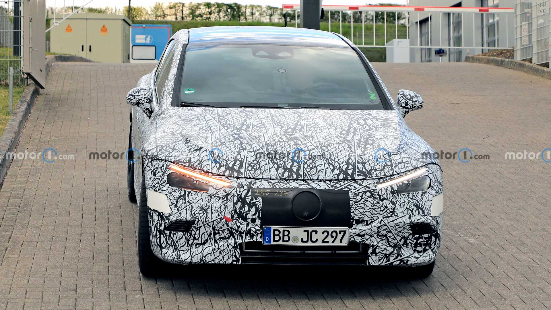 Mercedes-Benz EQE spy shots surface again, with a design similar to EQS.