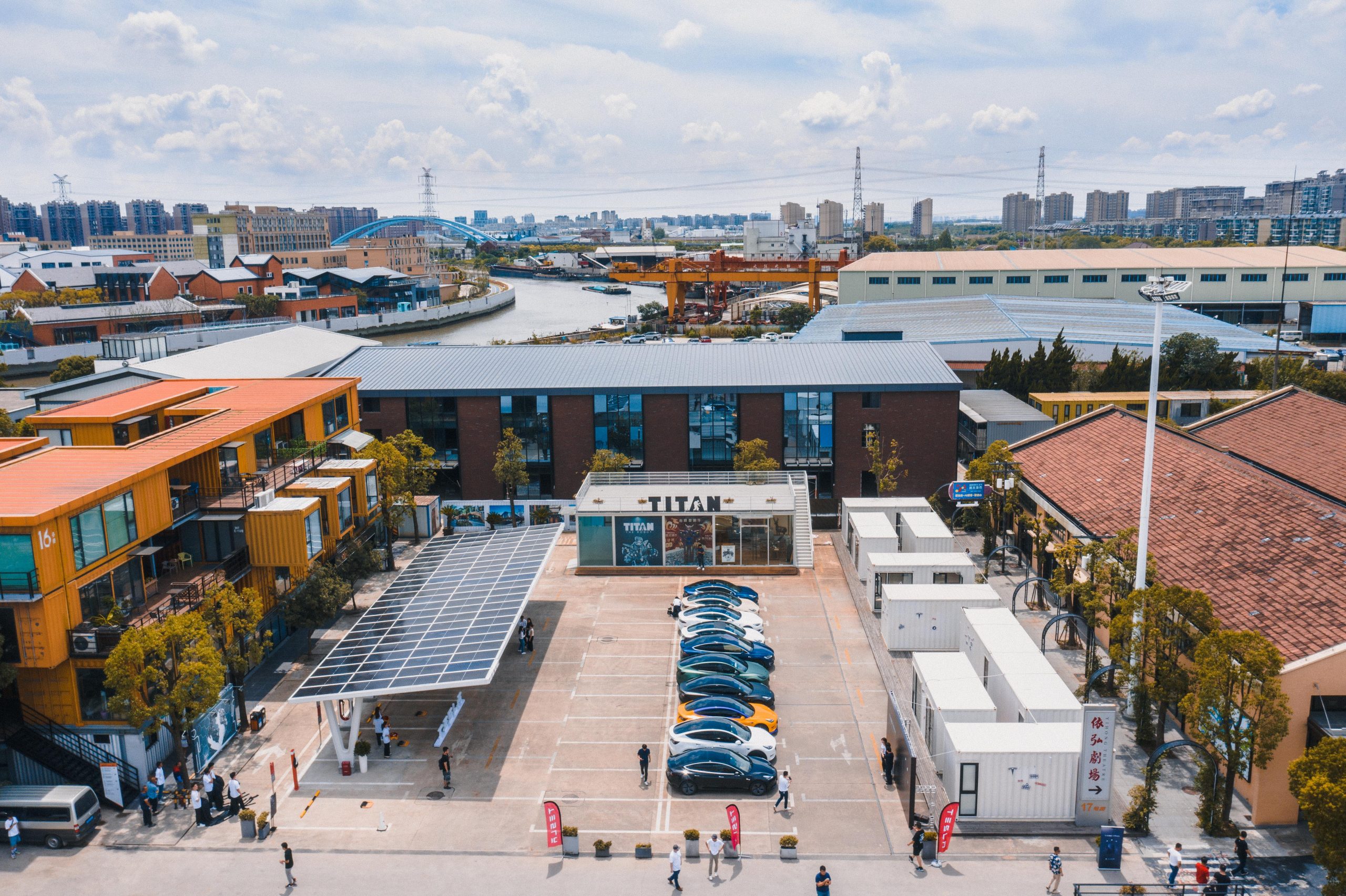 Tesla's second solar-powered Supercharger station with energy storage has landed in Shanghai. This time we went to the site to have a look.