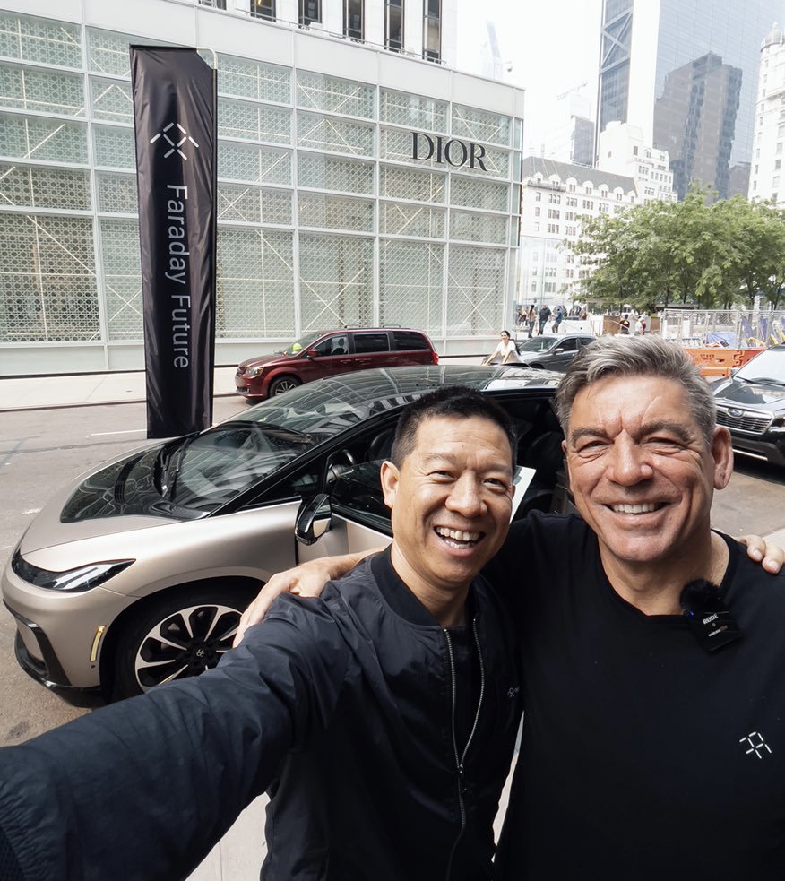 Jia Yueting watched and rang the bell at the listing ceremony, Faraday Future finally went public.