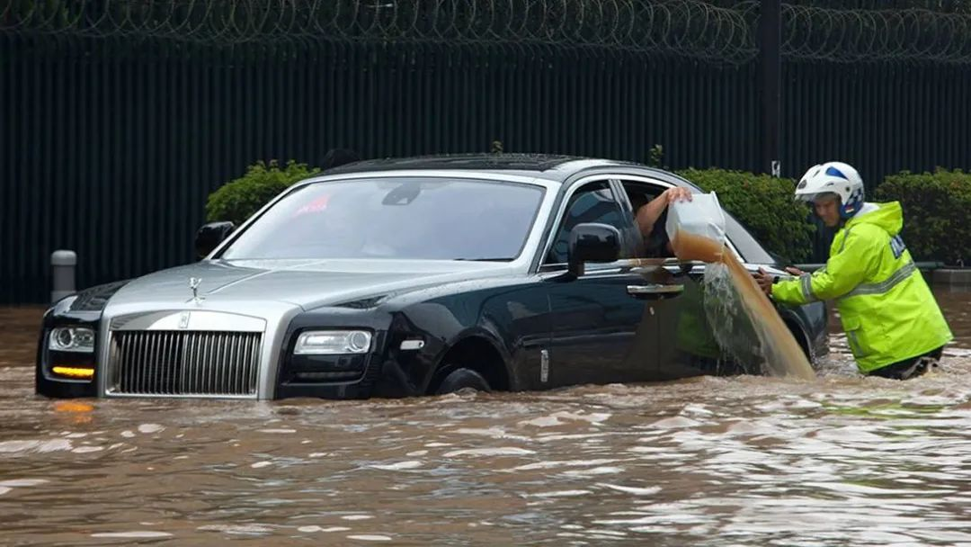 Can insurance company compensate for your car after it is flooded? You will know after reading this.