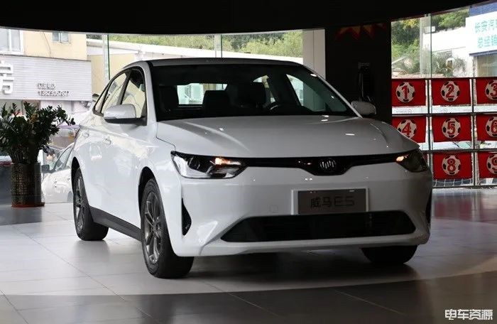 An endurance of up to 505 kilometers, the first sedan under the Weimar brand - E.5, was taken pictures of in the store.