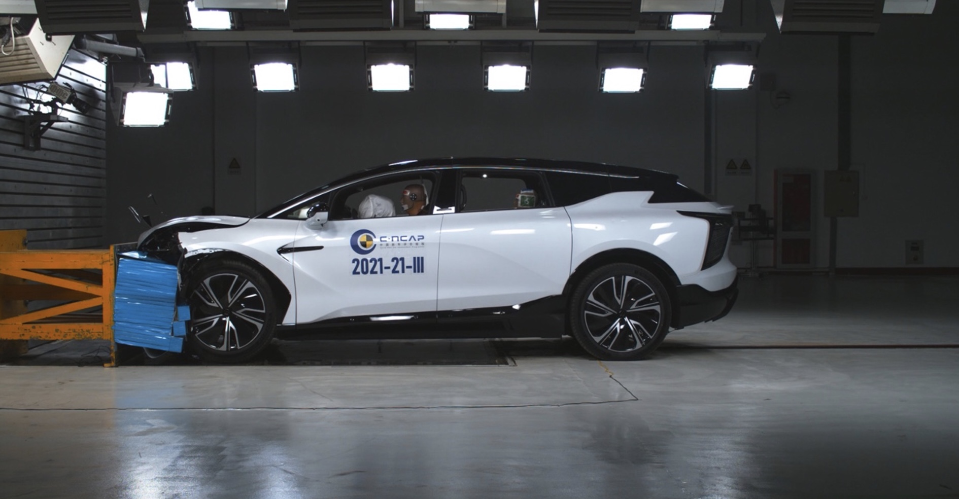 The HiPhi X from GAC Group passed the C-NCAP frontal 40% overlap deformable barrier crash test.