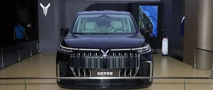 Have you ever seen a luxurious 4-seater MPV? Check out the real-life photos of the Landtourer Dreamer at the Guangzhou Auto Show.