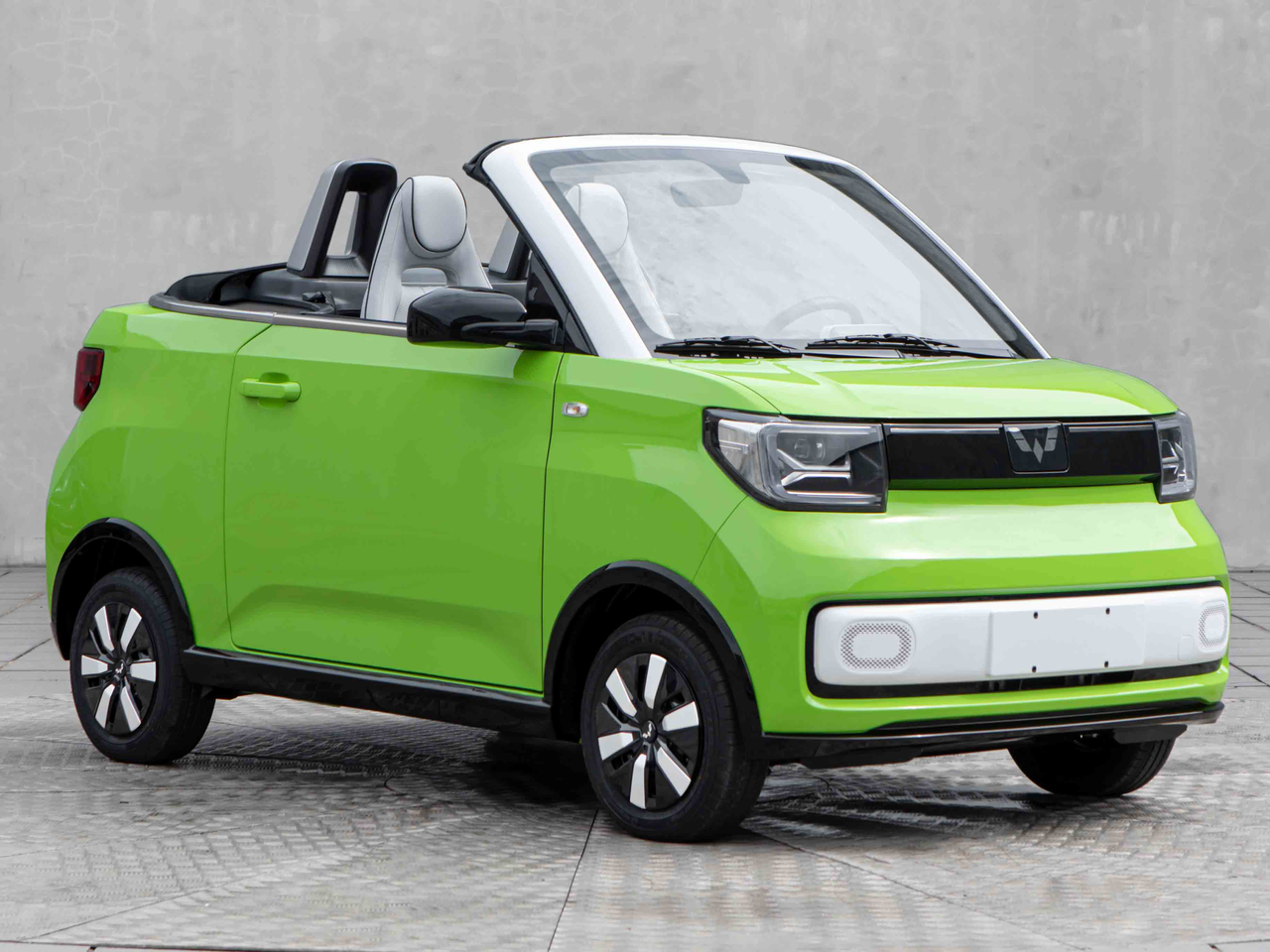 The 351st batch of new cars collected by the Ministry of Industry and Information Technology, featuring the open-top Wuling MINIEV, made its debut.