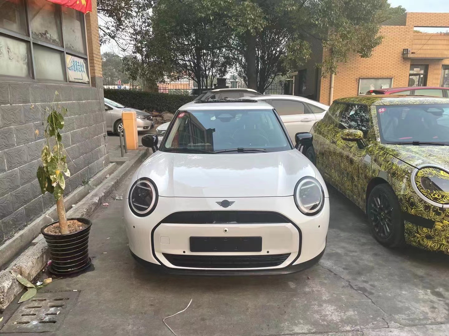 Round screen, pointed taillights, pure electric MINI spy photos exposed.