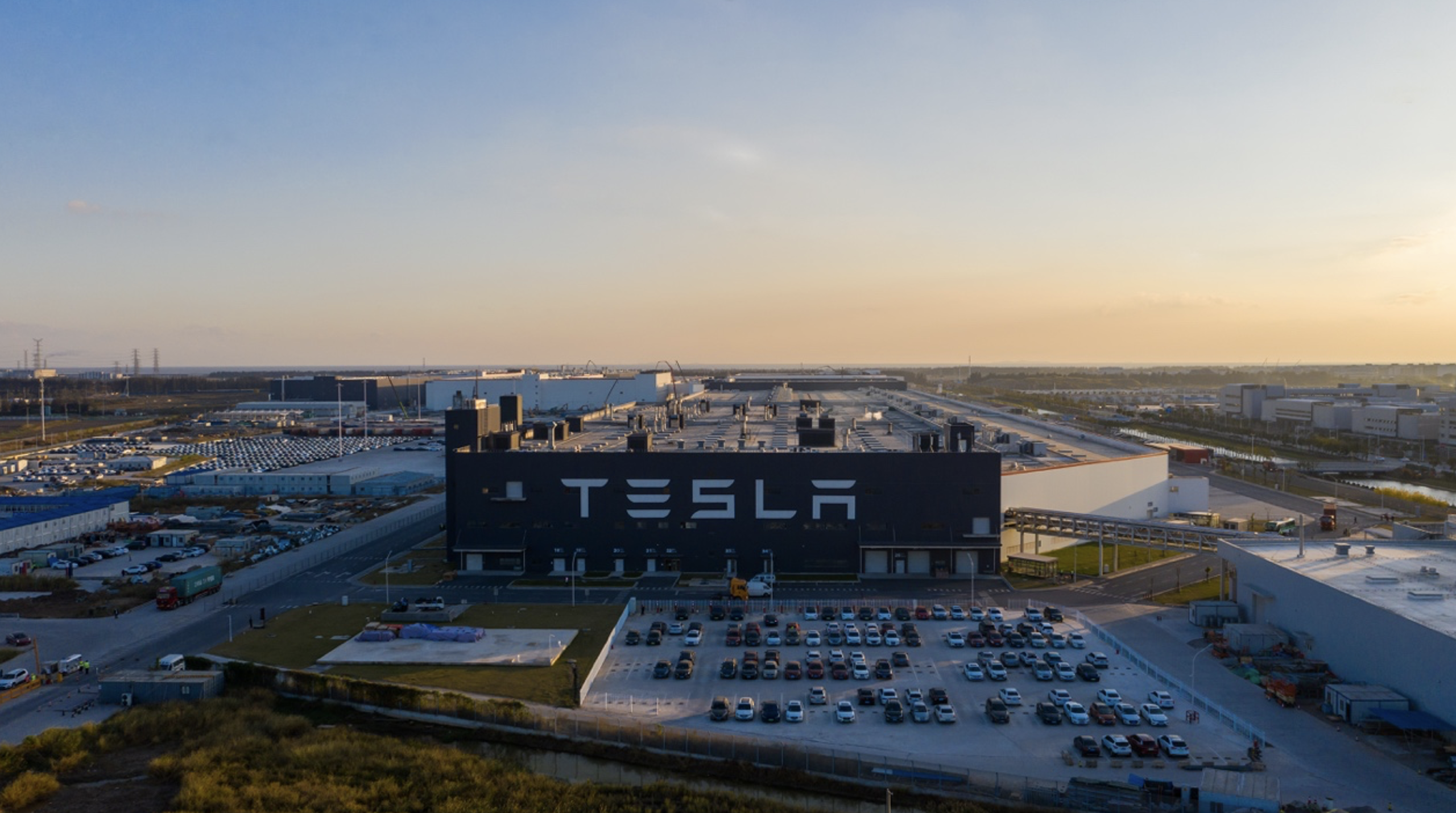 Tesla's total production in 2021 was 930,422 units, with a delivery volume of 936,172 units.