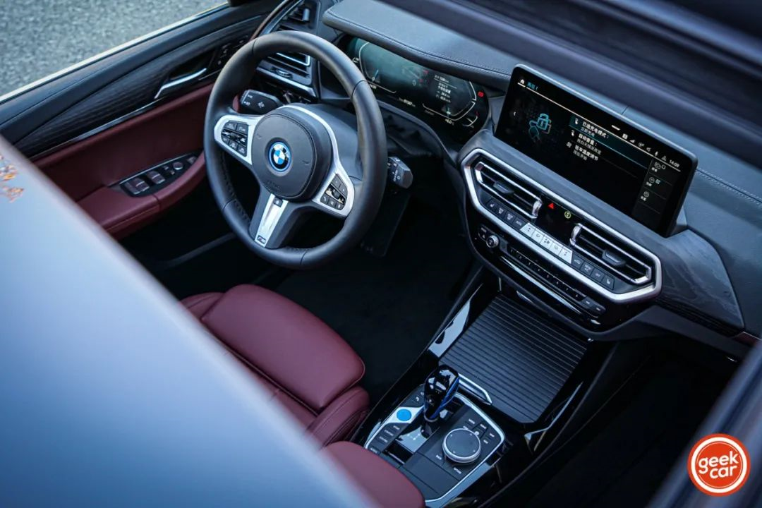 In the cabin of the iX3, we saw the embryonic form of BMW's intelligentization.