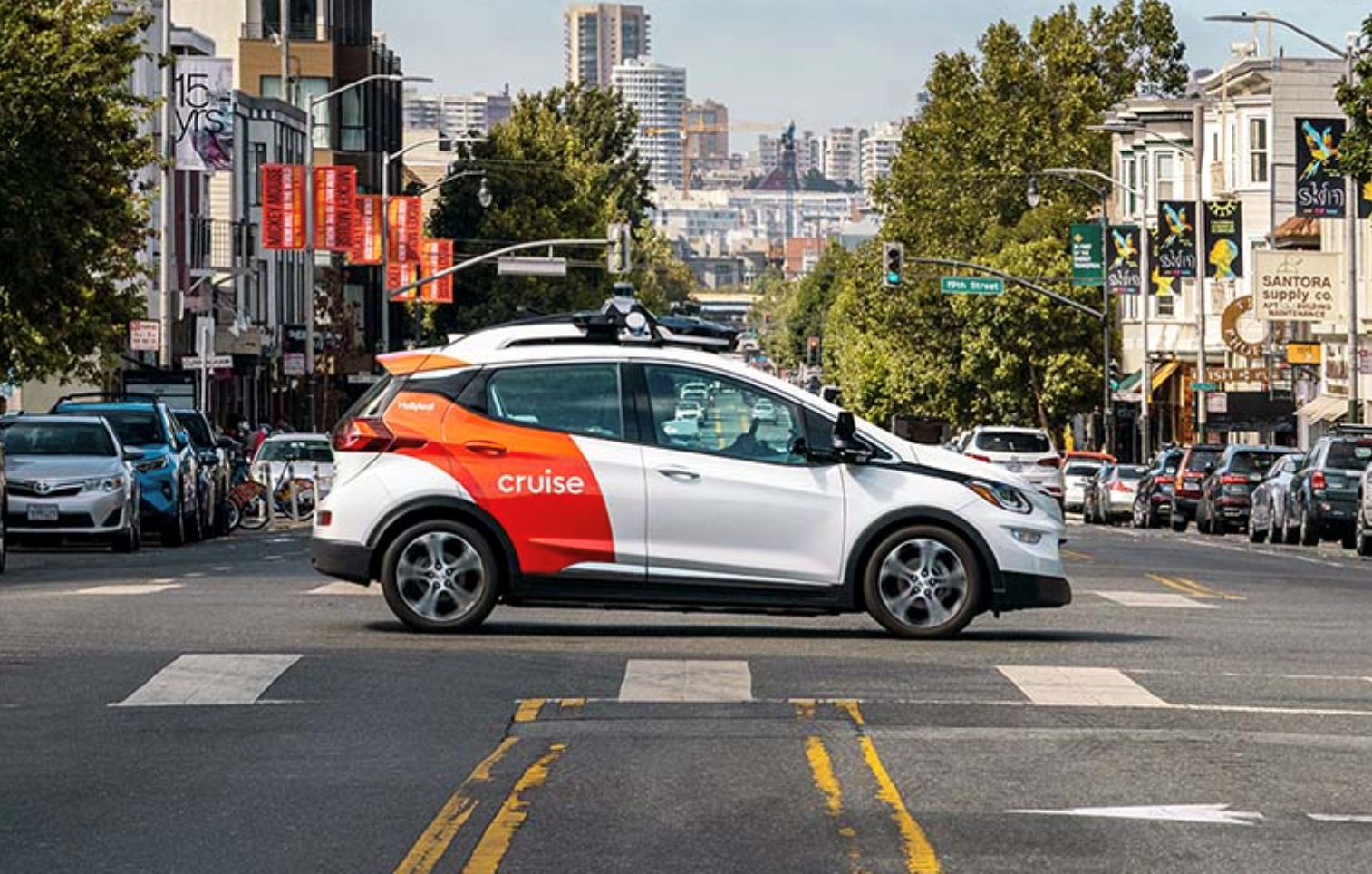 RoboTaxi suddenly escaped after being caught violating traffic rules, leaving police officers stunned.