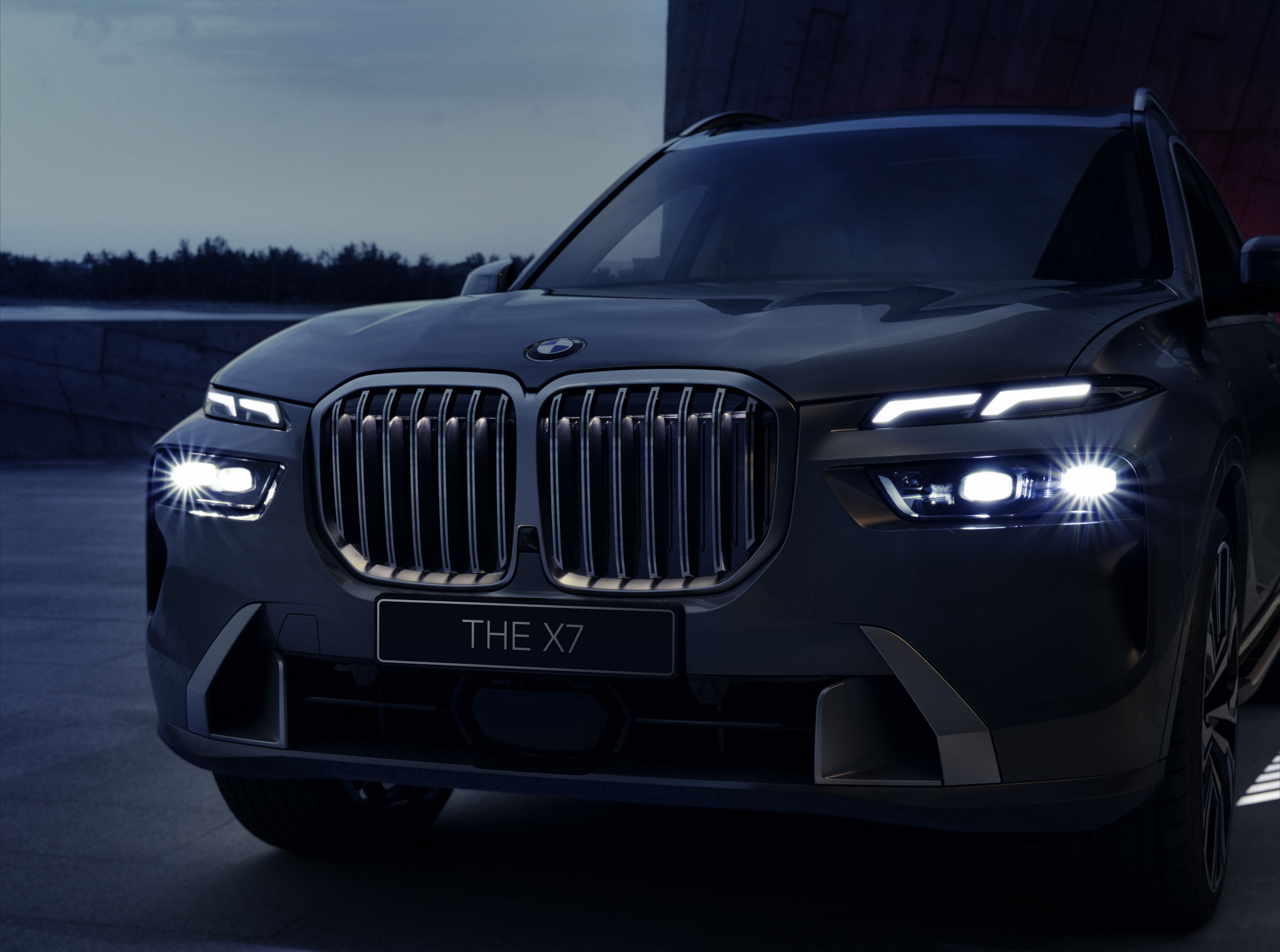 New front face and interior: BMW mid-life facelift X7 released.