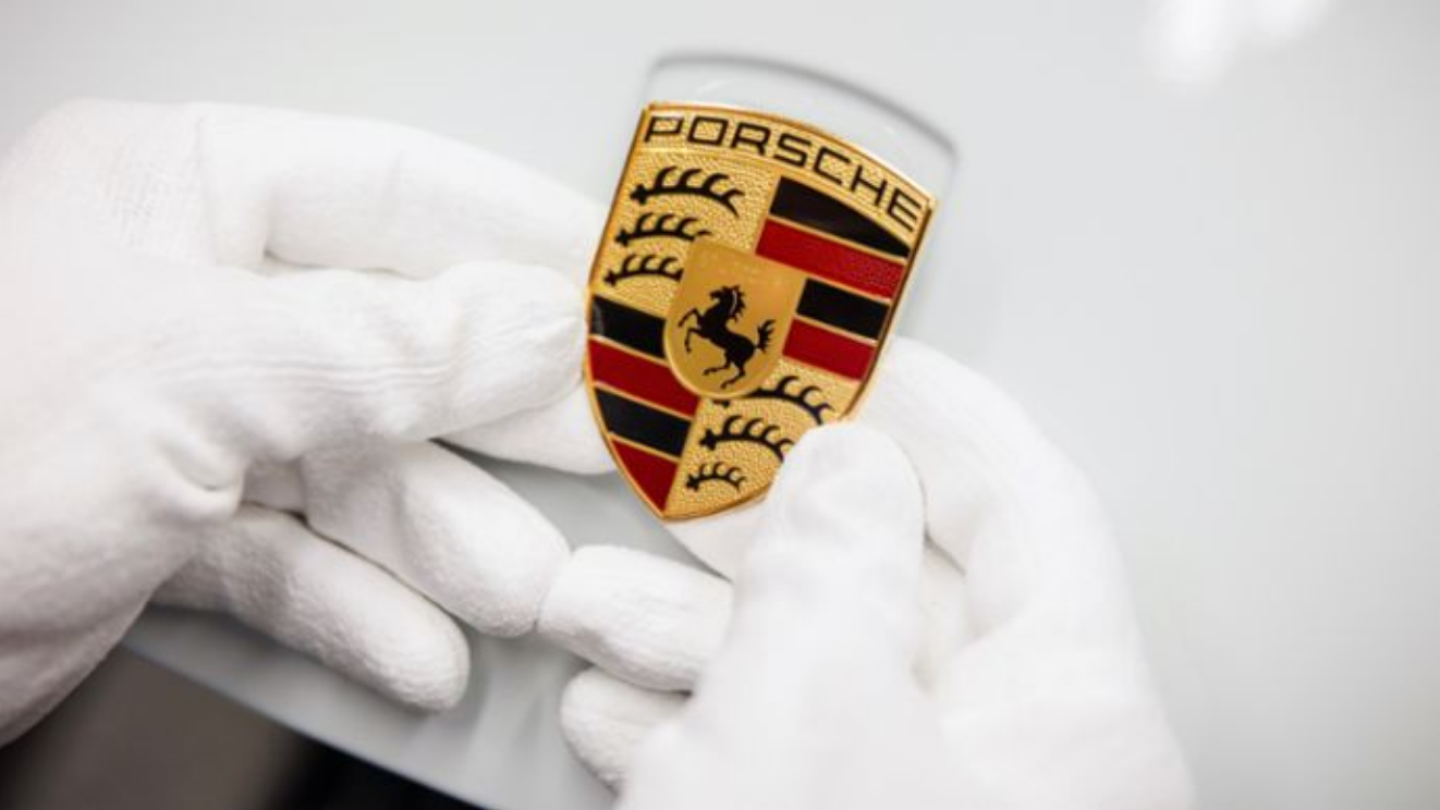 Porsche announces its sales figures for Q1 2022: overall sales decreased by 5%, while the Taycan family increased by 4%.