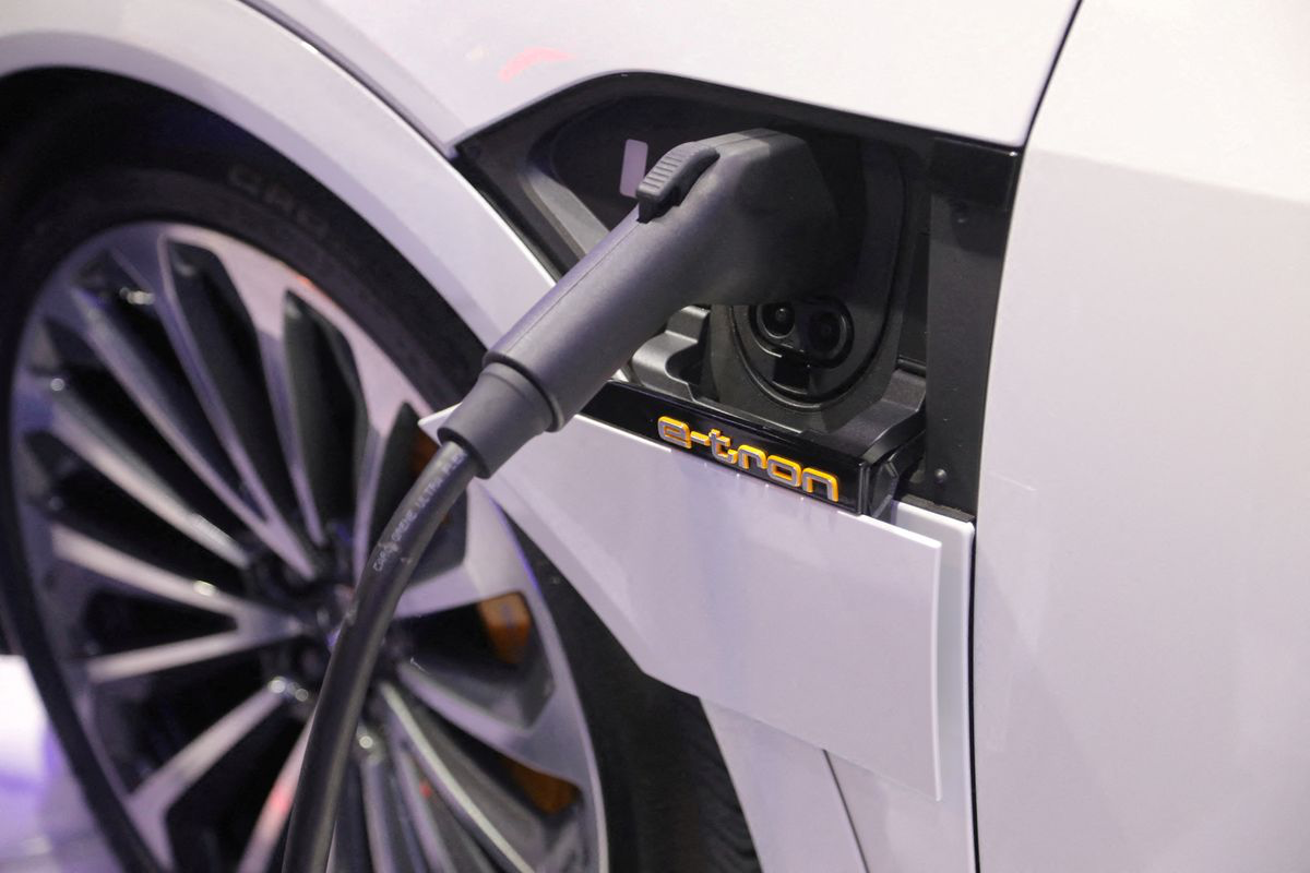 Audi CEO Duessmann: European carmakers should stop using fossil fuels before 2040