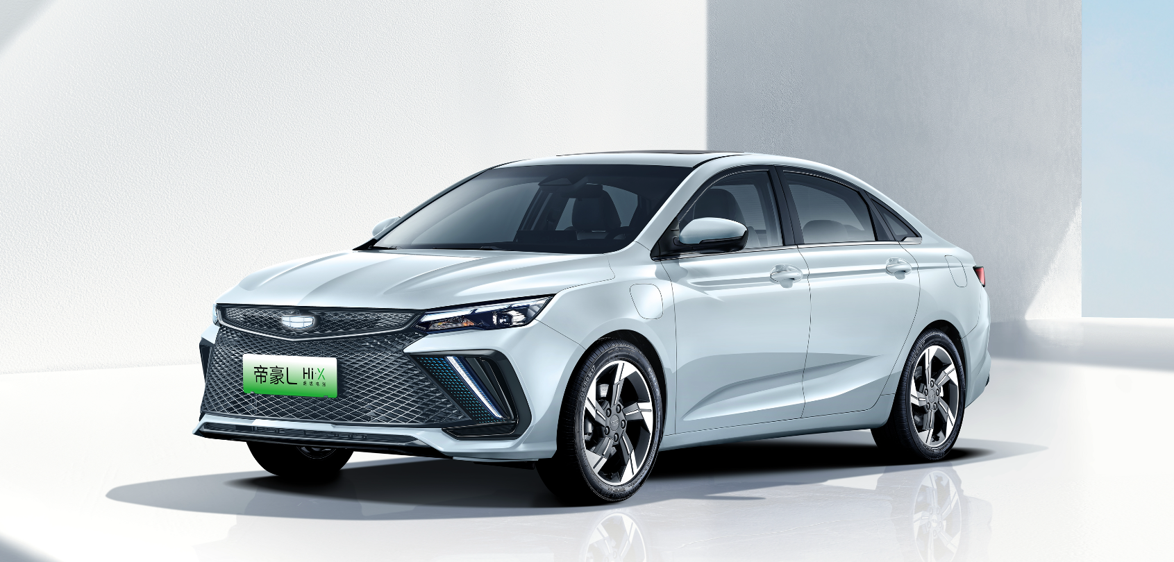 Starting from 129,800 yuan, the Geely Emgrand L HEV (High Efficiency Vehicle) Thunderbolt Hi-X Super Electric Hybrid version with green license plate and exemption from purchase tax is now available.