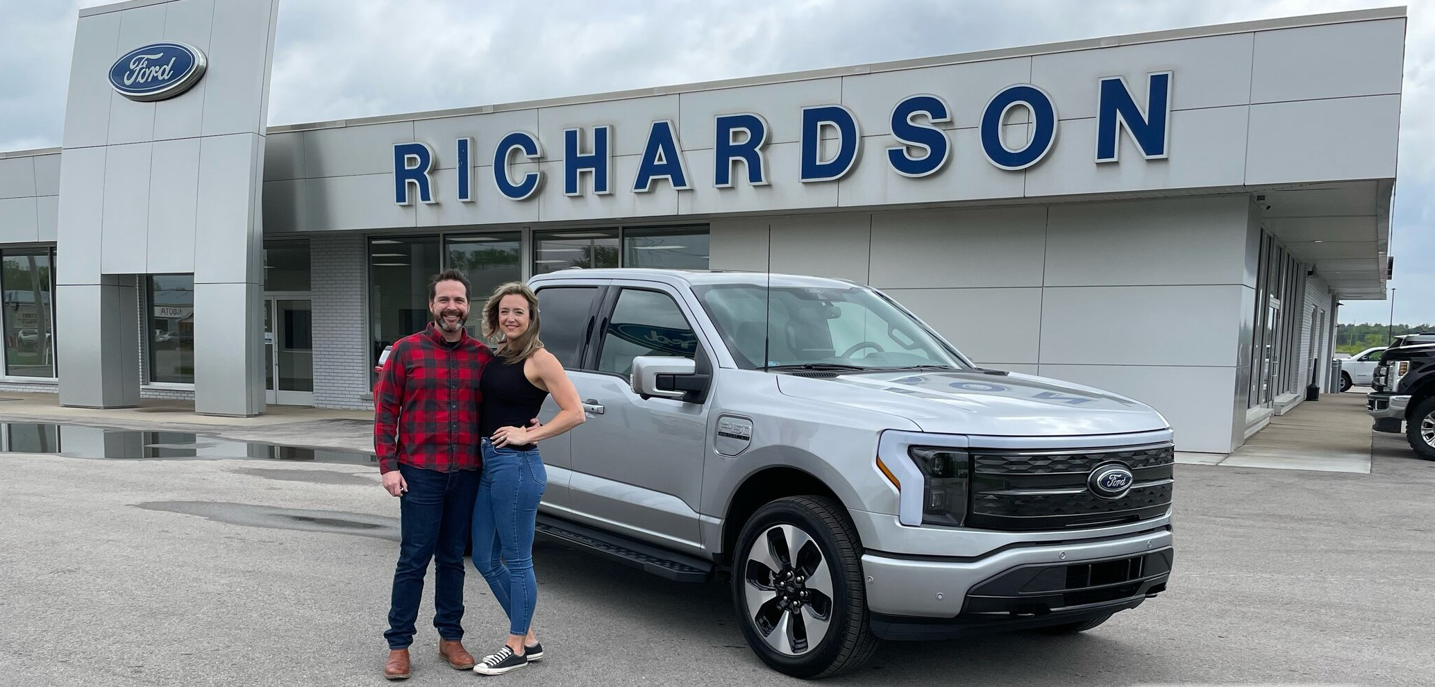 Ford F-150 Lightning electric pickup truck starts delivery officially.