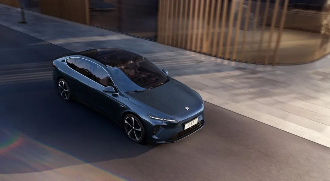 Why does NIO develop independent intelligent chassis?