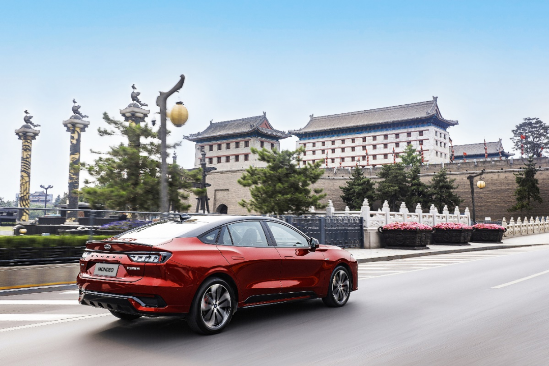 No more waiting at traffic lights! Ford Vehicle-to-Infrastructure technology now available in Xi'an.