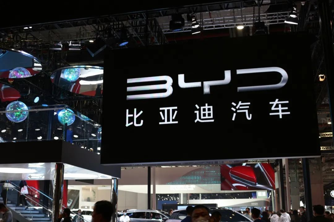 What signal does Warren Buffett's reduction in BYD's shares convey?