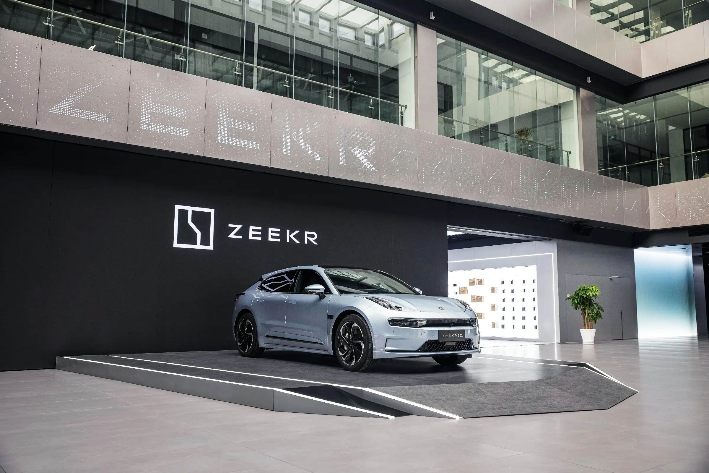 ZEEKR OS 3.1 Update: Improved Smoothness of Advanced Driver Assistance System.