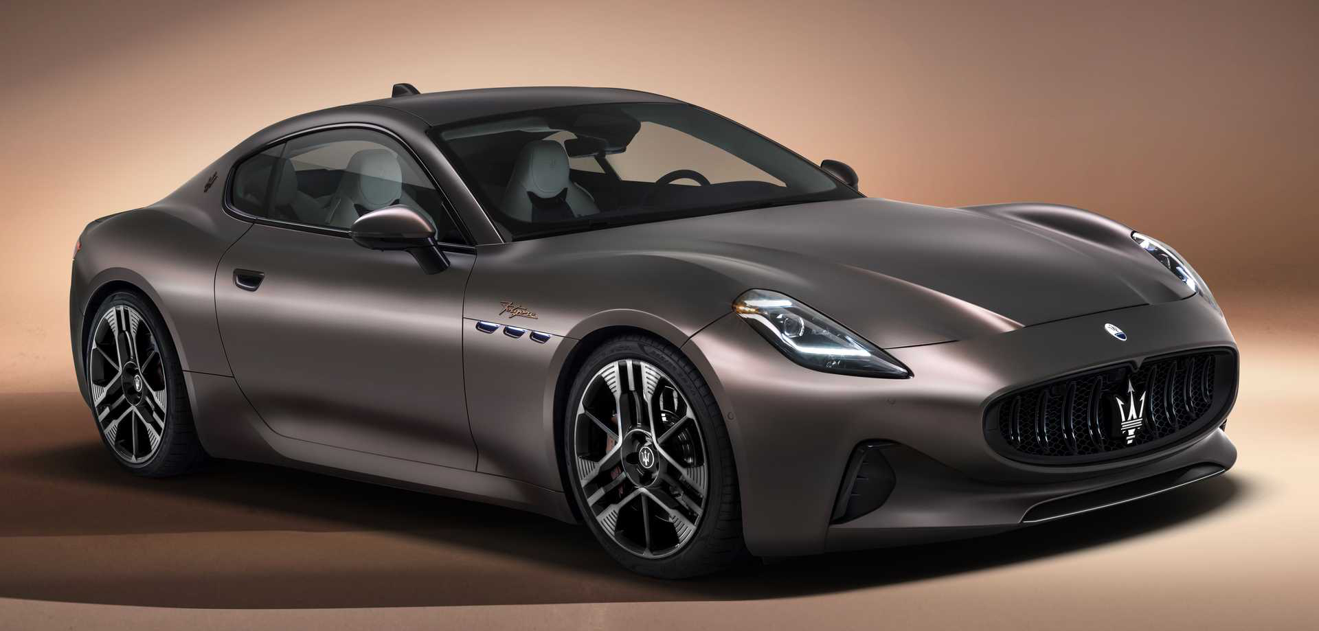 Three electric motors, over 1,200 horsepower, Maserati GranTurismo Folgore unveiled.