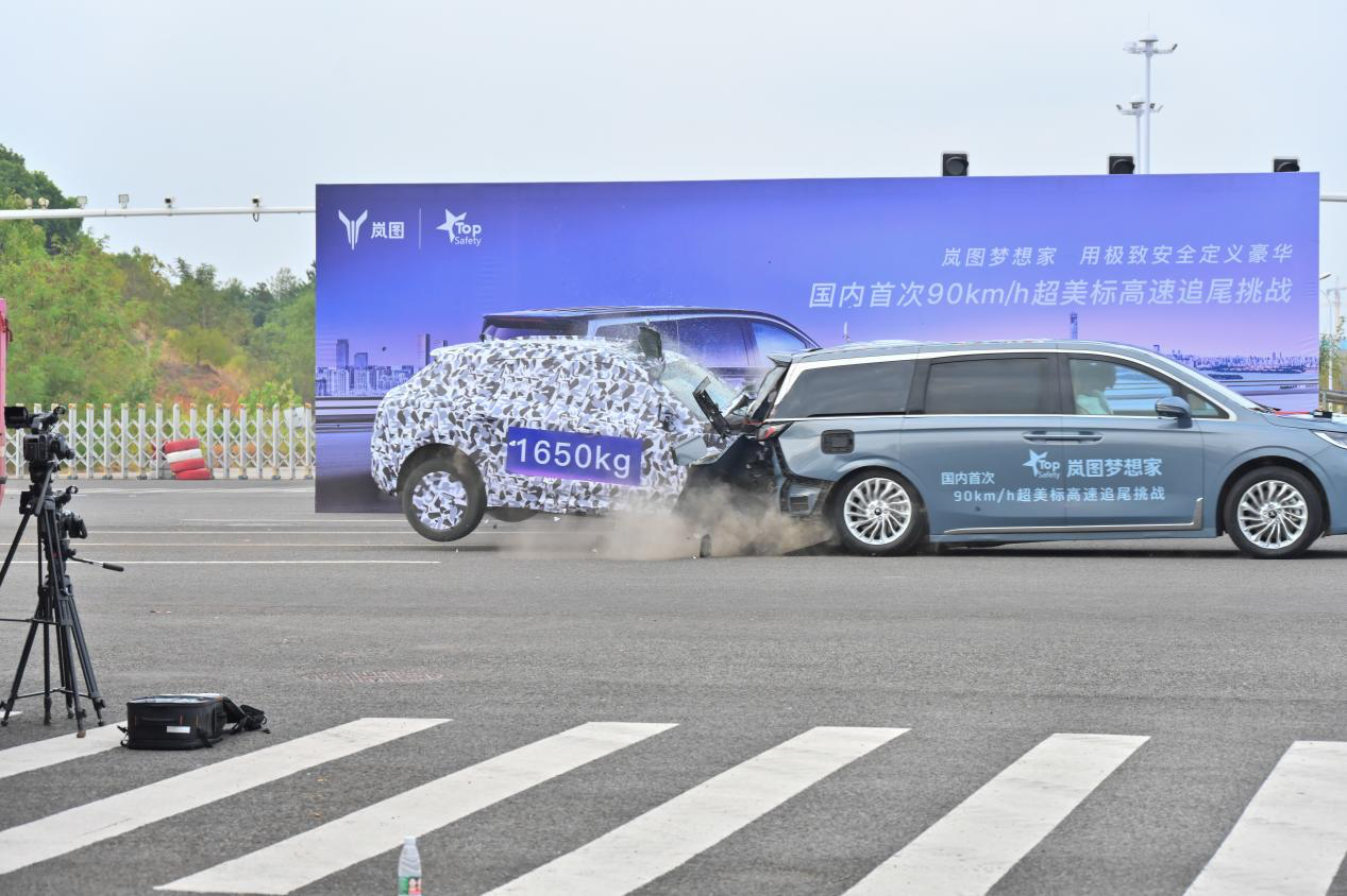 With excellent performance, the Dreamer Lantu successfully completed the ultra-beautiful standard high-speed rear-end collision test.