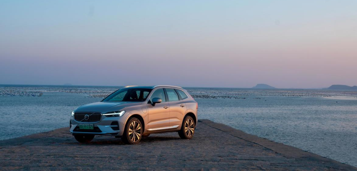 Volvo XC60: Seamless Switching between City and Travel, with Life and Joy.