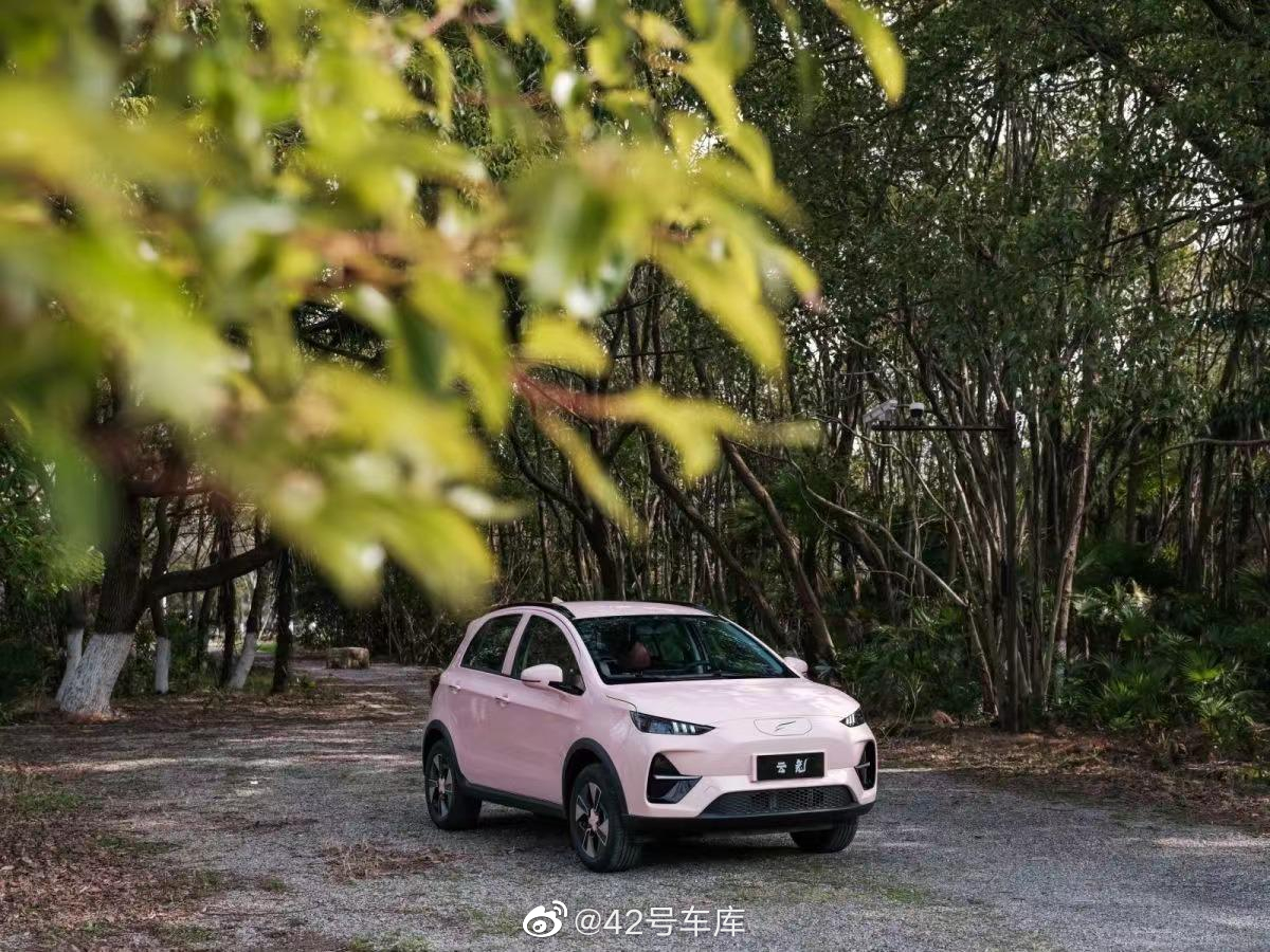 An airline company ventures into the automobile industry, and Yundu Motors releases its first SUV "Yuntu" on the market.