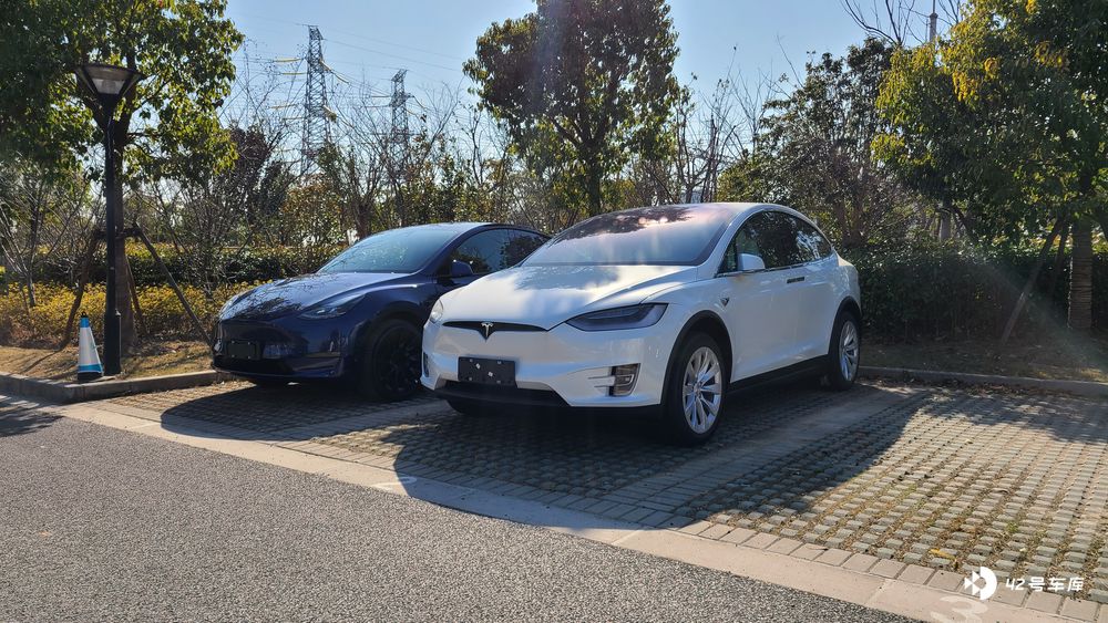 model y model x 停一起感受一下.