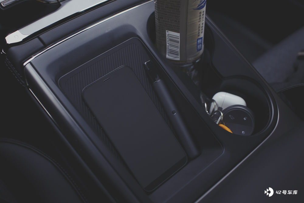 nomi halo 比机器人头更有科技感; 按键式的辅助驾驶开启方式比 model