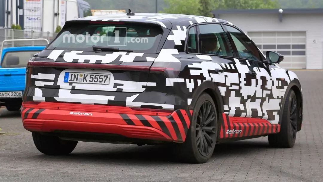 Latest spy photos of the Audi e-tron quattro in production version  