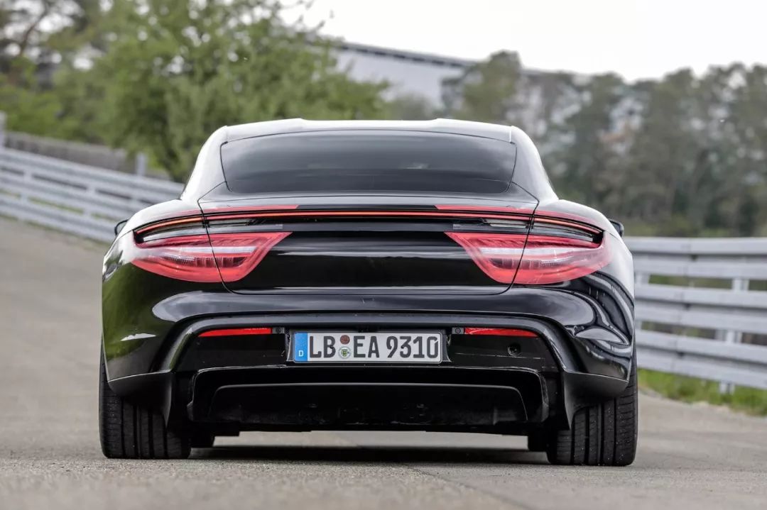 Comparison of the rear of the Taycan concept car and the production car