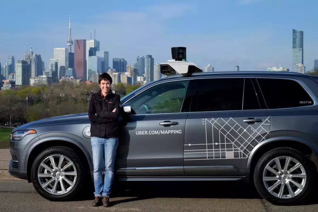 ▲ Urtasun standing behind an Uber map collection car with a 64-line LiDAR, which seems inconsistent with her visual route approach.