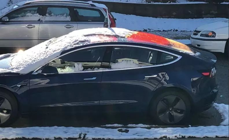 ▲ Under the snow and sunshine, the Model 3's glass roof has colorful light