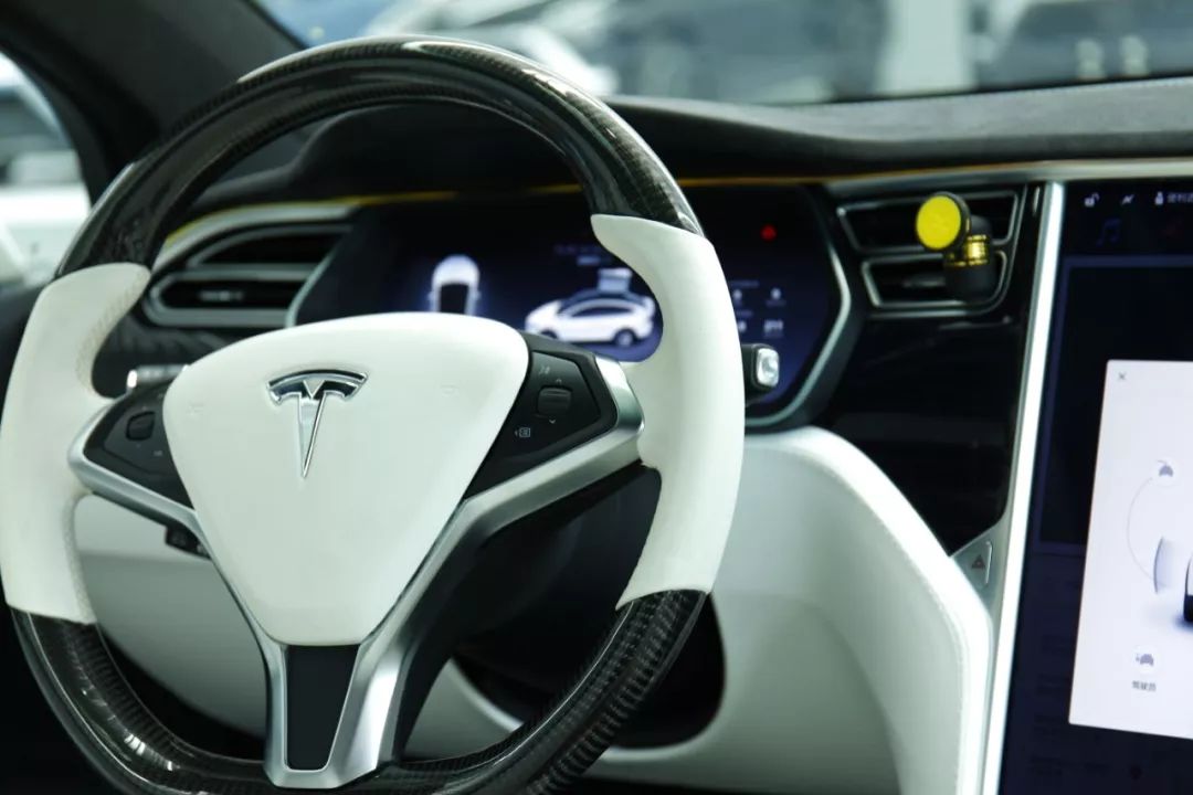 Tesla's roller on the steering wheel assumes the positioning touch function