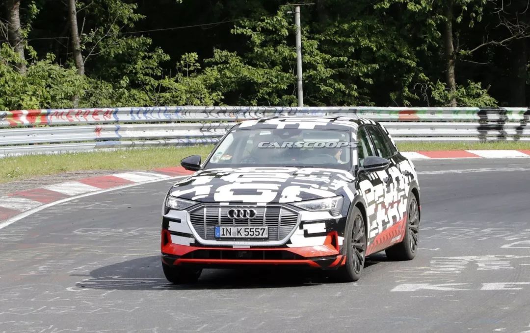 Latest spy photos of the Audi e-tron quattro in production version