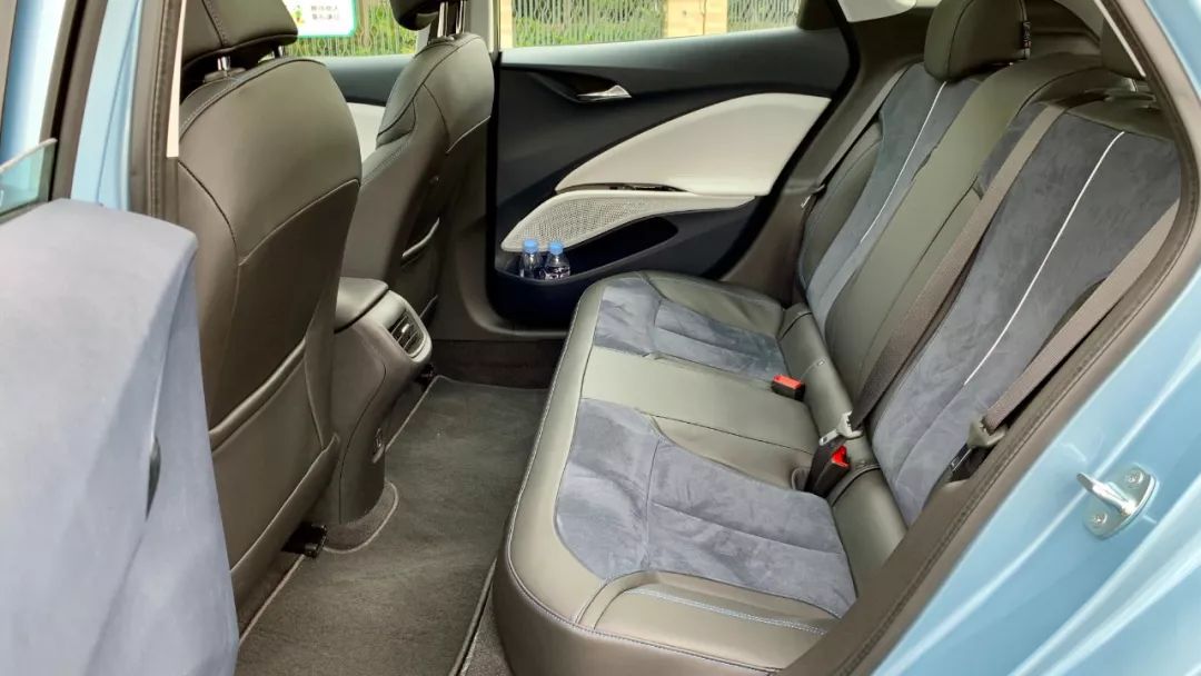 VELITE 6 backseat