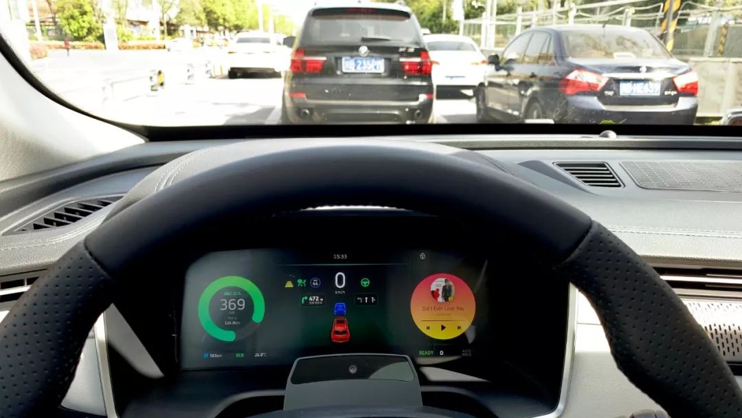 The instrument display after automatic stop and the distance to the preceding vehicle, which everyone can also refer to