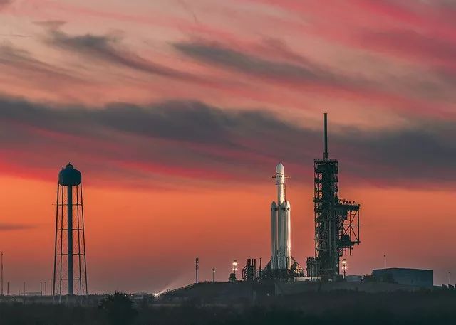 ▲ Falcon Heavy launch preparation